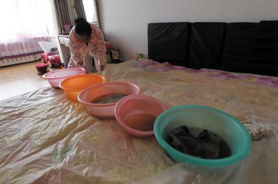 富川楼上漏水，住户失联，小区没物管，业主维权难！律师来支招……